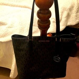 Michael kors tote bag. Used only a few times. In great condition.